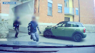 Truffavano e derubavano persone anziane, due arresti